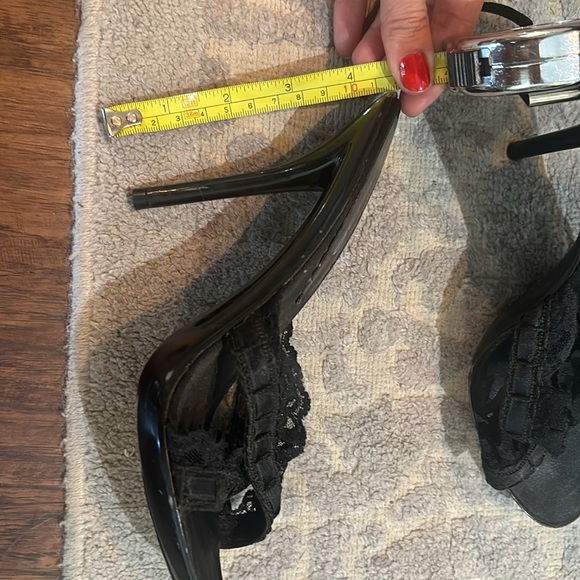 Black heels with ruffles in good shape - Picture 2 of 4